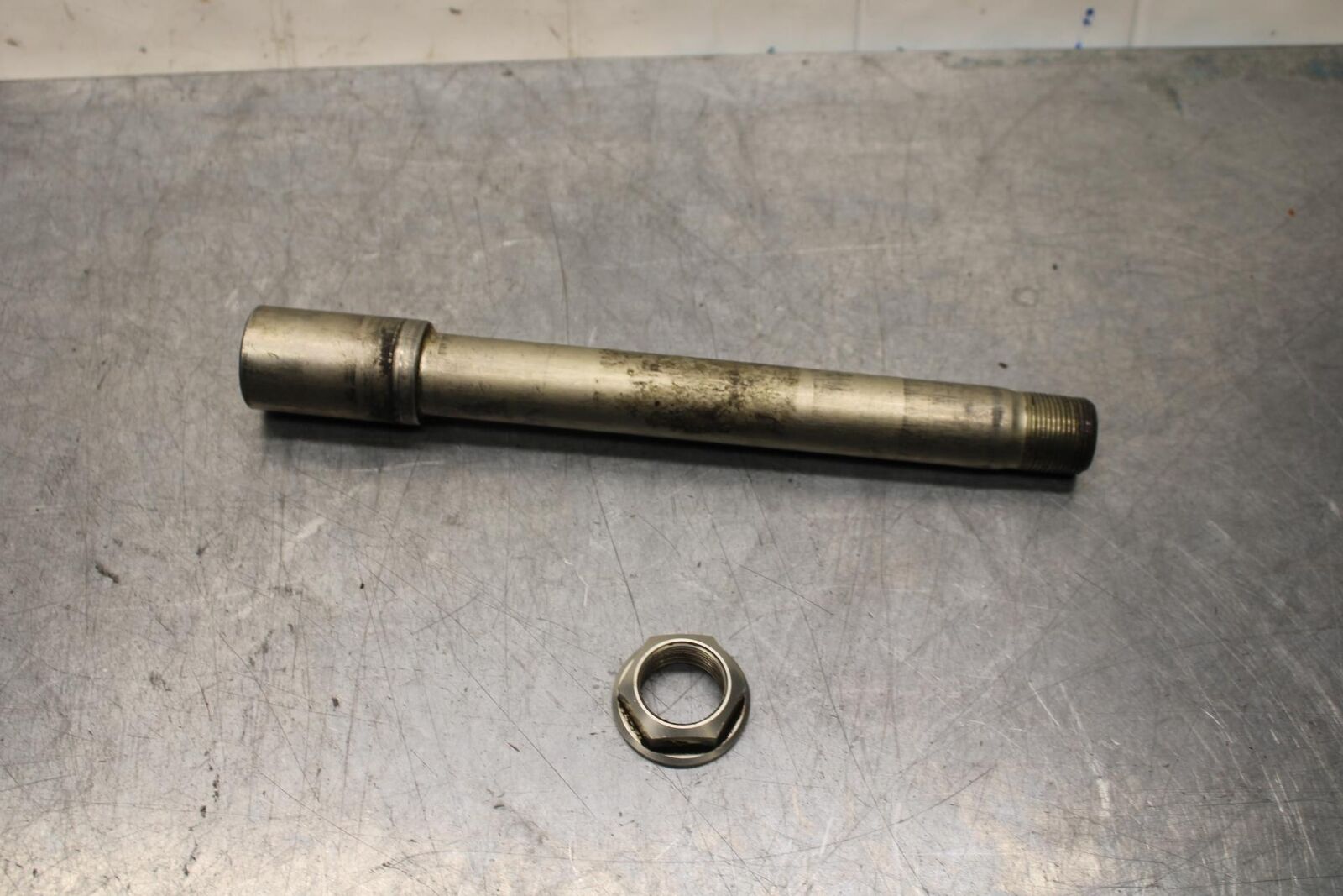 2012 Suzuki GSXR1000 FRONT WHEEL RIM AXLE PIVOT BOLT 54711-47H00 BB582