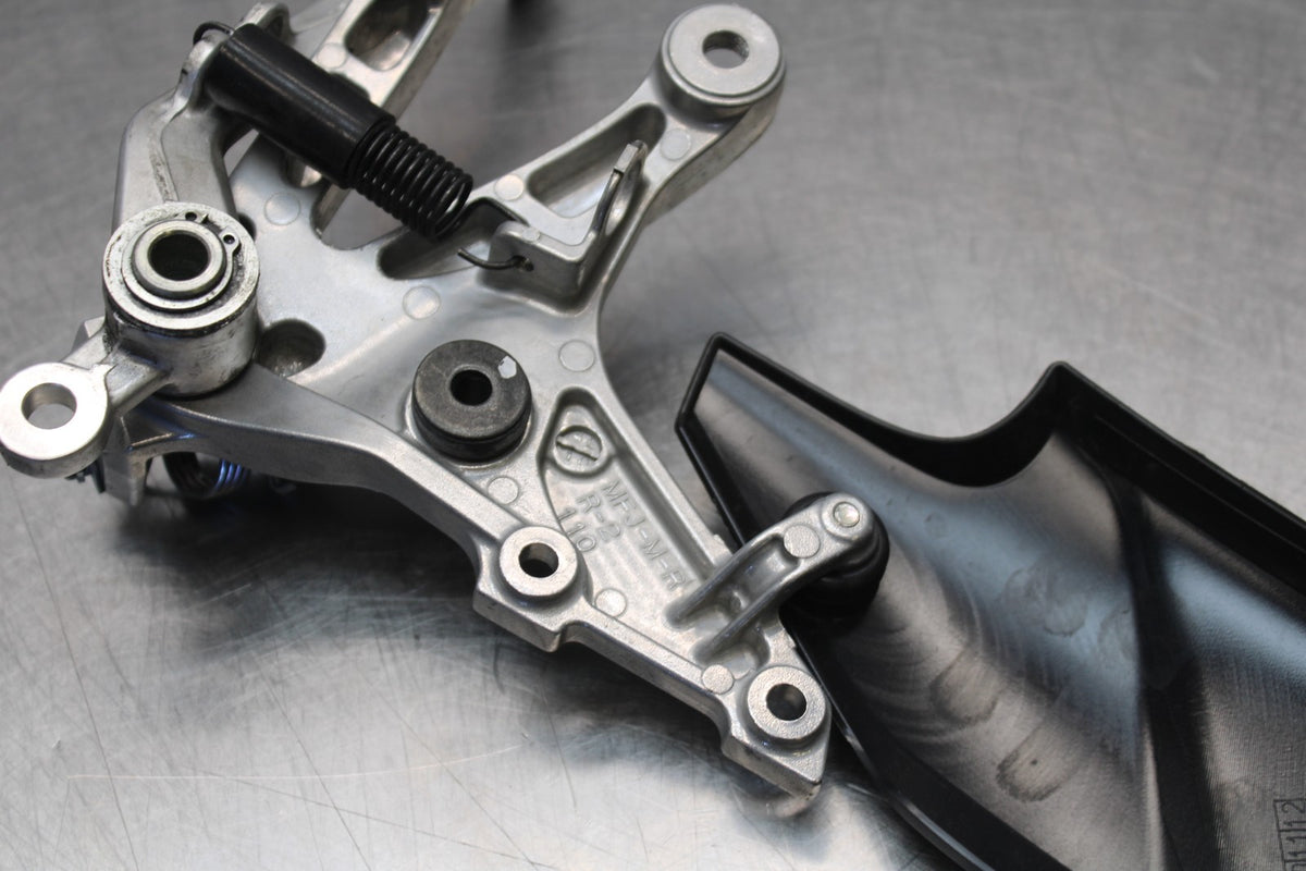 13-24 HONDA CBR600RR RIGHT REARSET REAR SET DRIVER FOOT PEG REST STOP BB772