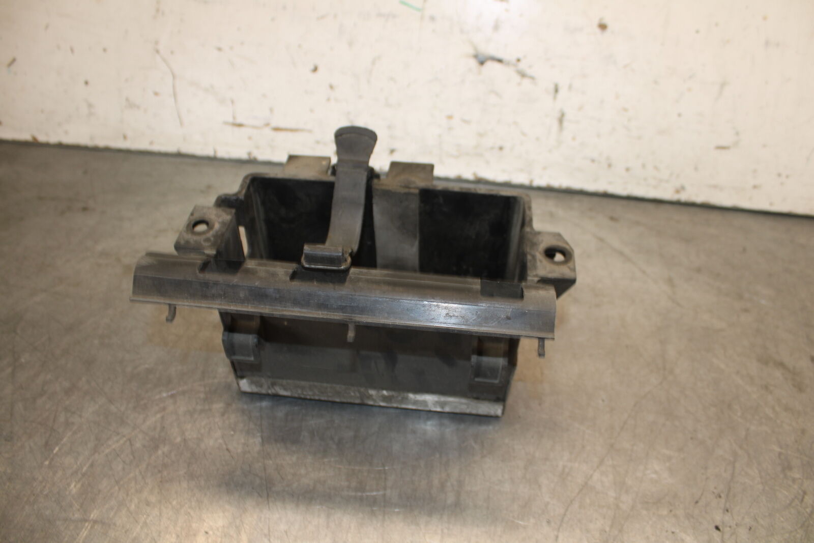 05-06 YAMAHA ROAD STAR XV1700A BATTERY TRAY BOX HOLDER BB703
