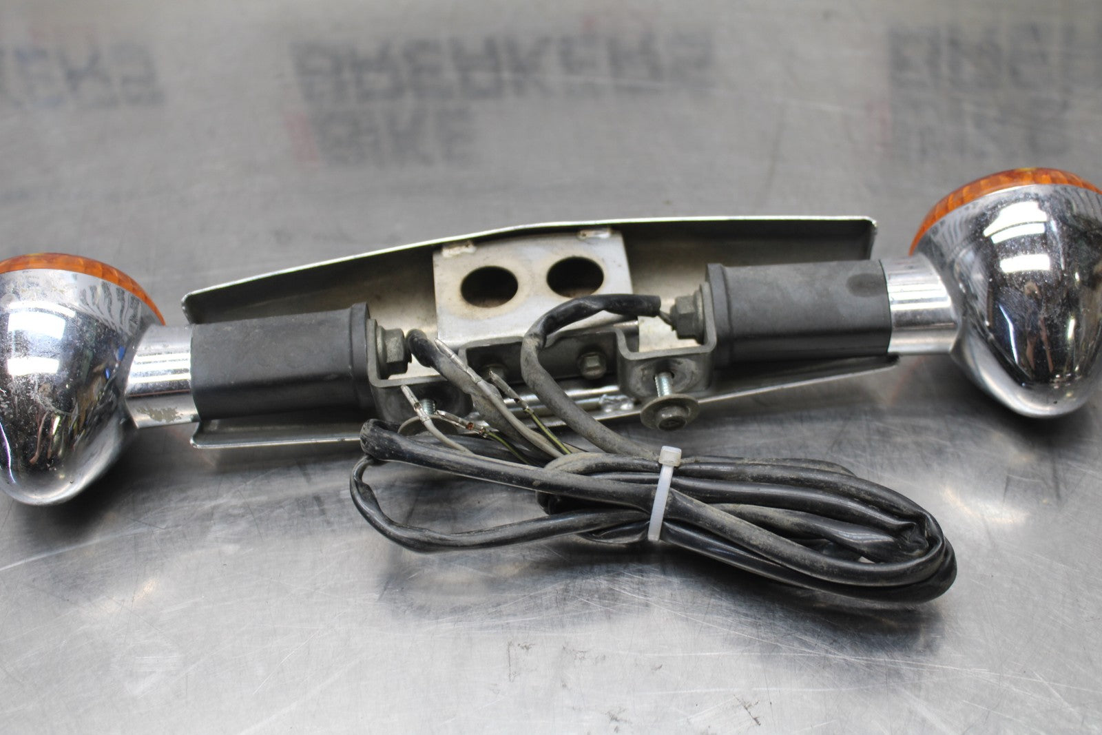 03-08 KAWASAKI VULCAN 1600 REAR BACK TURN SIGNAL BAR MOUNT & LIGHTS BB196