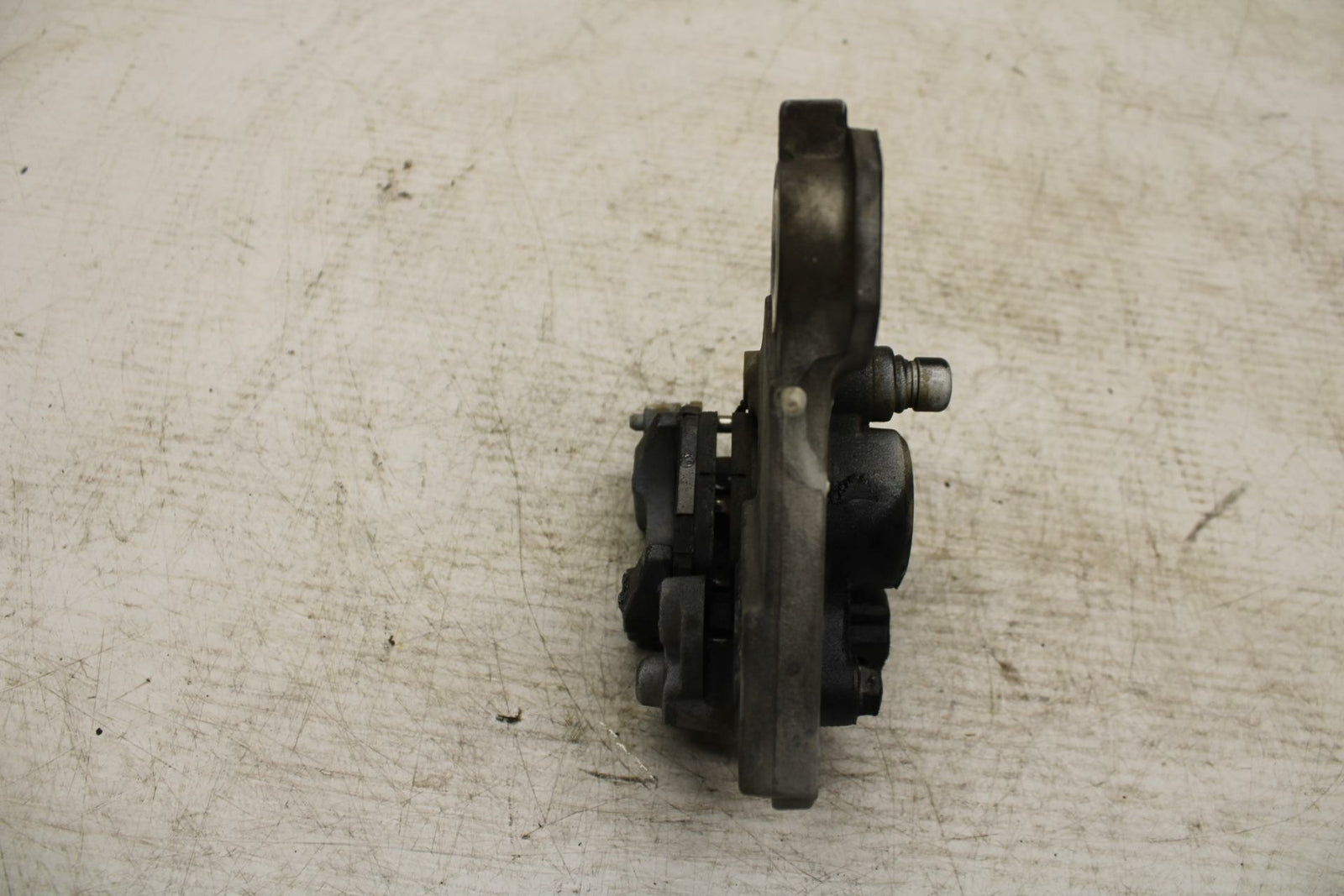 15 YAMAHA FZ09 REAR BACK BRAKE CALIPER W MOUNT BRACKET BB367
