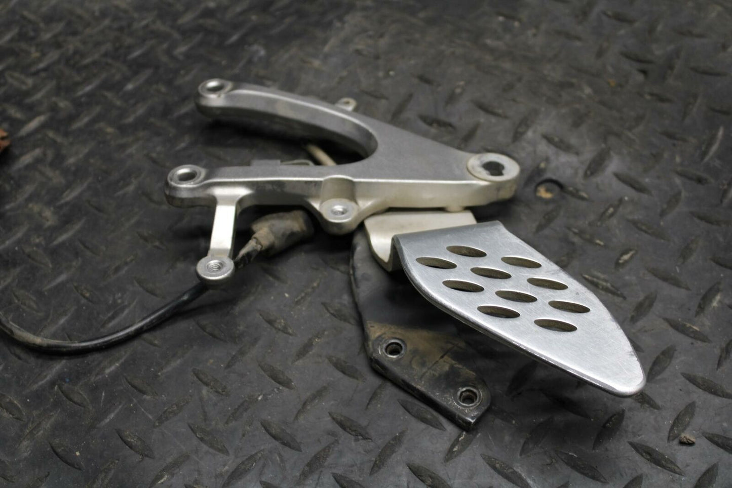04-05 YAMAHA YZF R1 RIGHT REARSET REAR SET DRIVER FOOT PEG REST STOP BB225