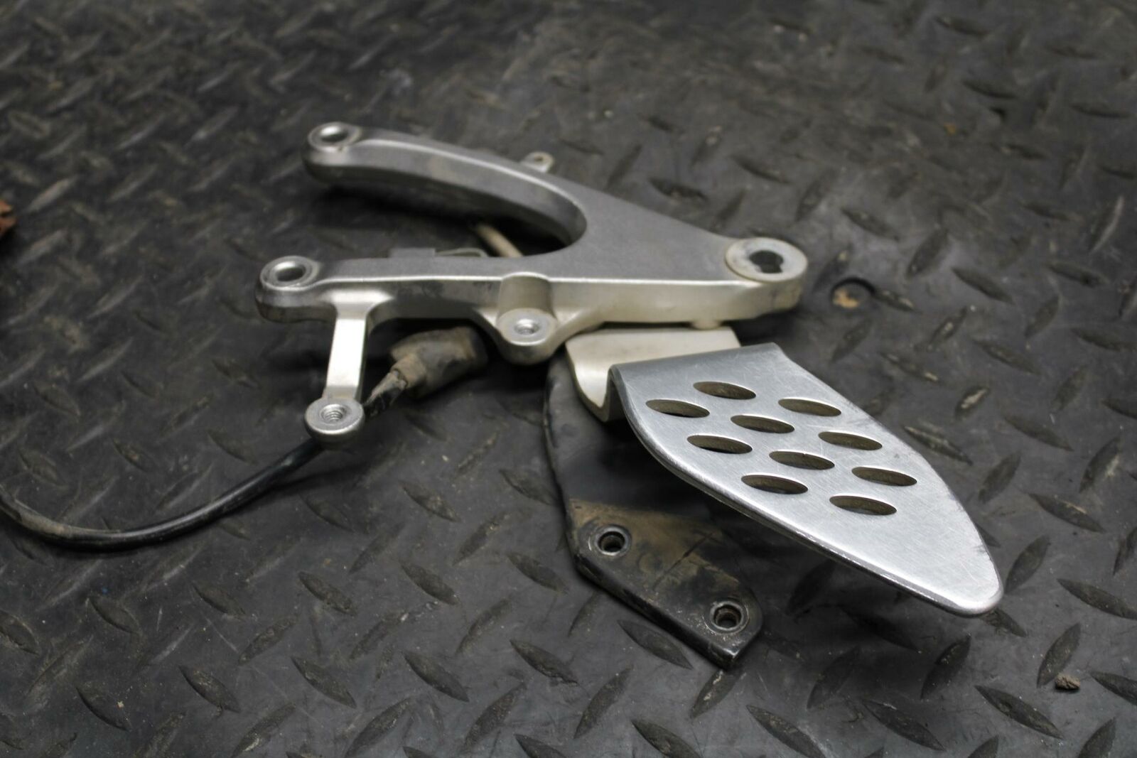 04-05 YAMAHA YZF R1 RIGHT REARSET REAR SET DRIVER FOOT PEG REST STOP BB225