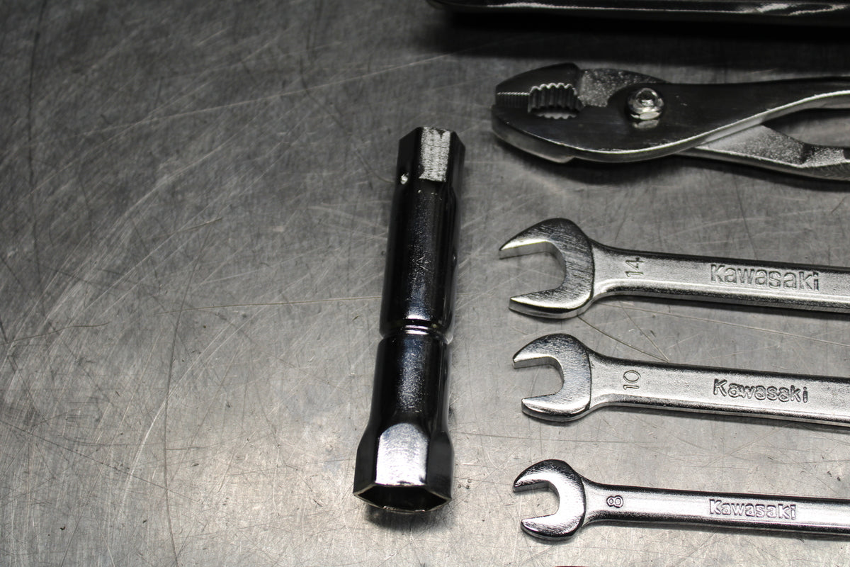 04 KAWASAKI VULCAN 1500 STOCK TOOLS OEM TOOL BAG KIT SET BB762