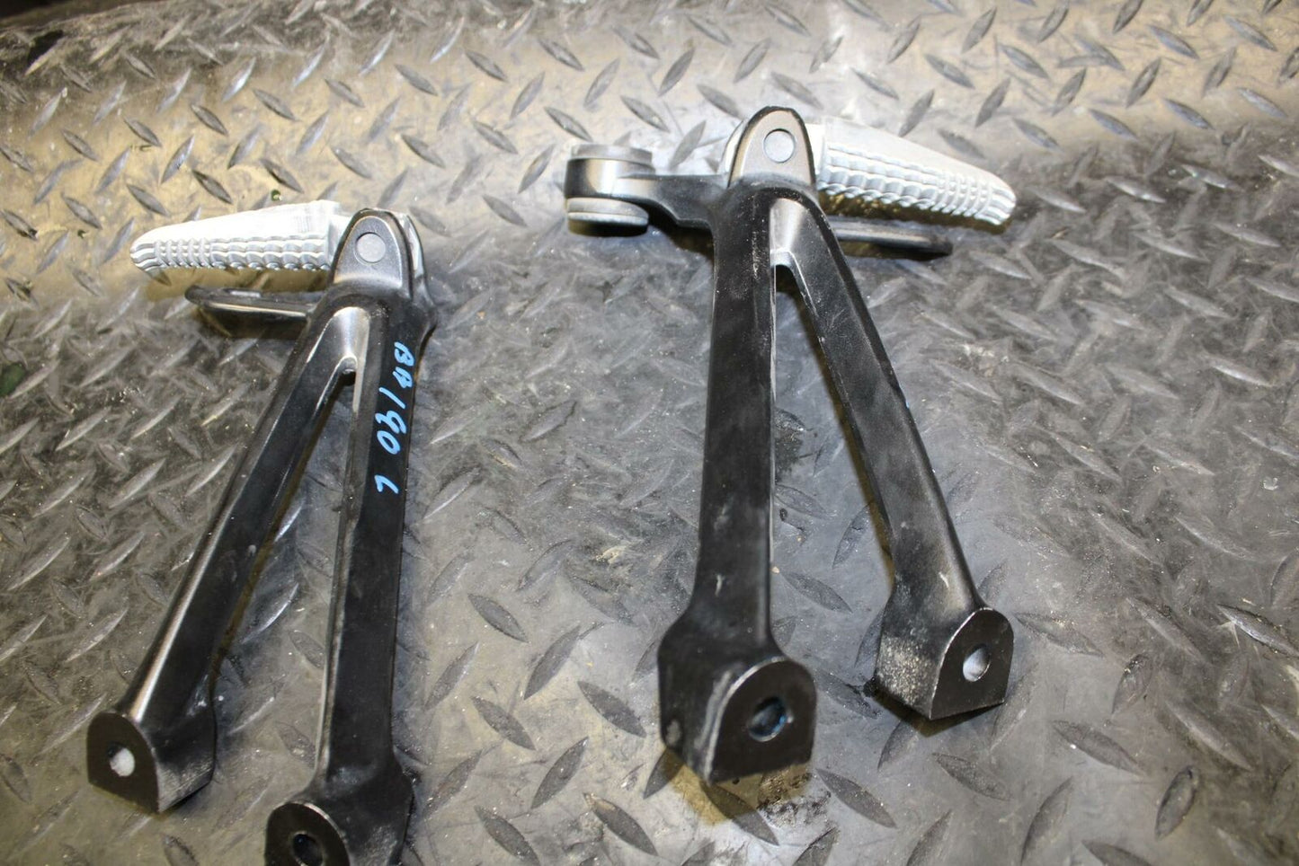 10 SUZUKI GSXR750 REAR BACK PASSENGER PEG SET PAIR bb190