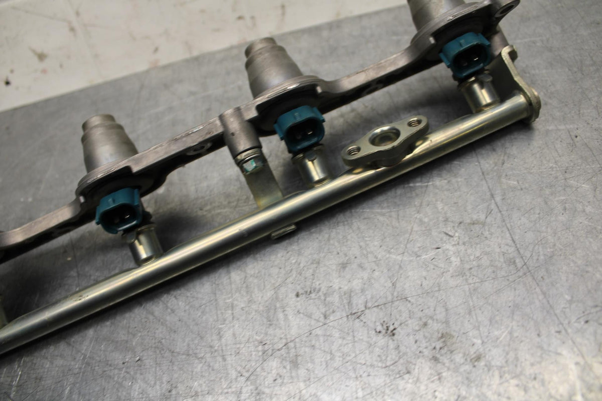 06-07 HONDA CBR1000RR SECONDARY FUEL INJECTORS TOP AIRBOX GAS RAIL BB75