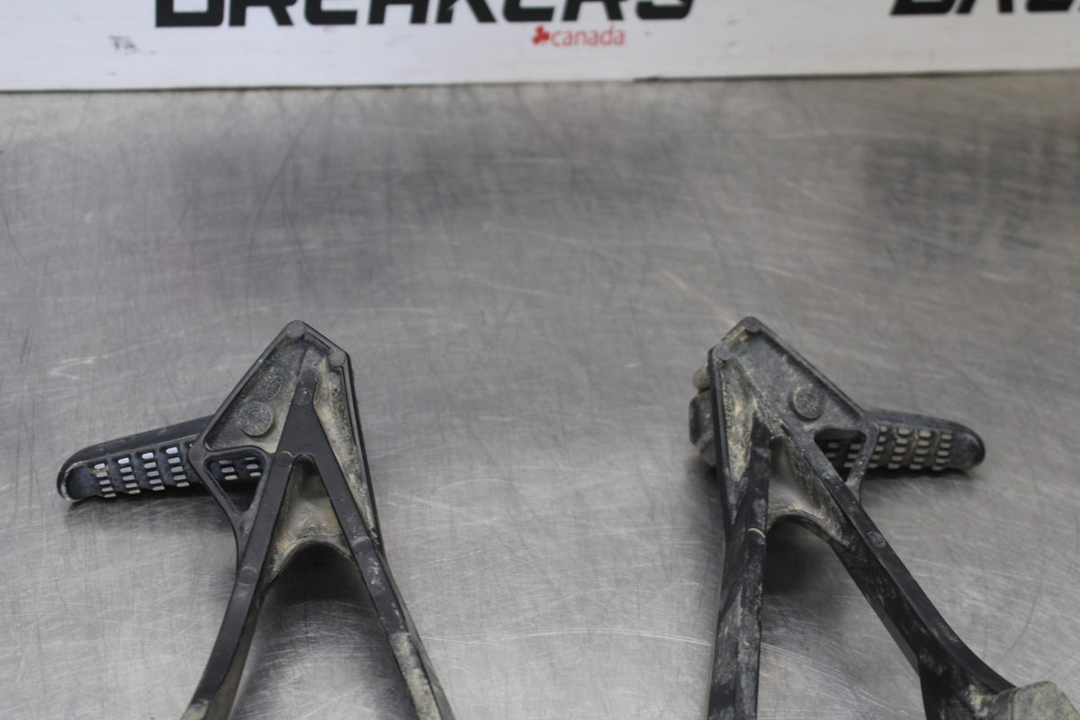 08 KAWASAKI ZX6R REAR BACK PASSENGER PEG SET PAIR BB896