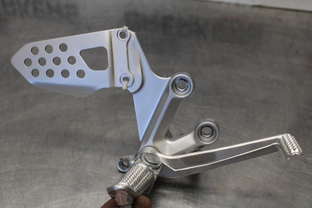05 SUZUKI GSXR600 RIGHT REARSET REAR SET DRIVER FOOT PEG REST STOP BB329