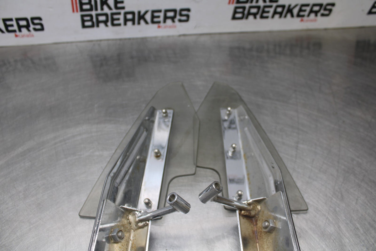 05-09 SUZUKI BOULEVARD C90 WINDSHIELD WIND SCREEN BRACKET MOUNT SET BB918