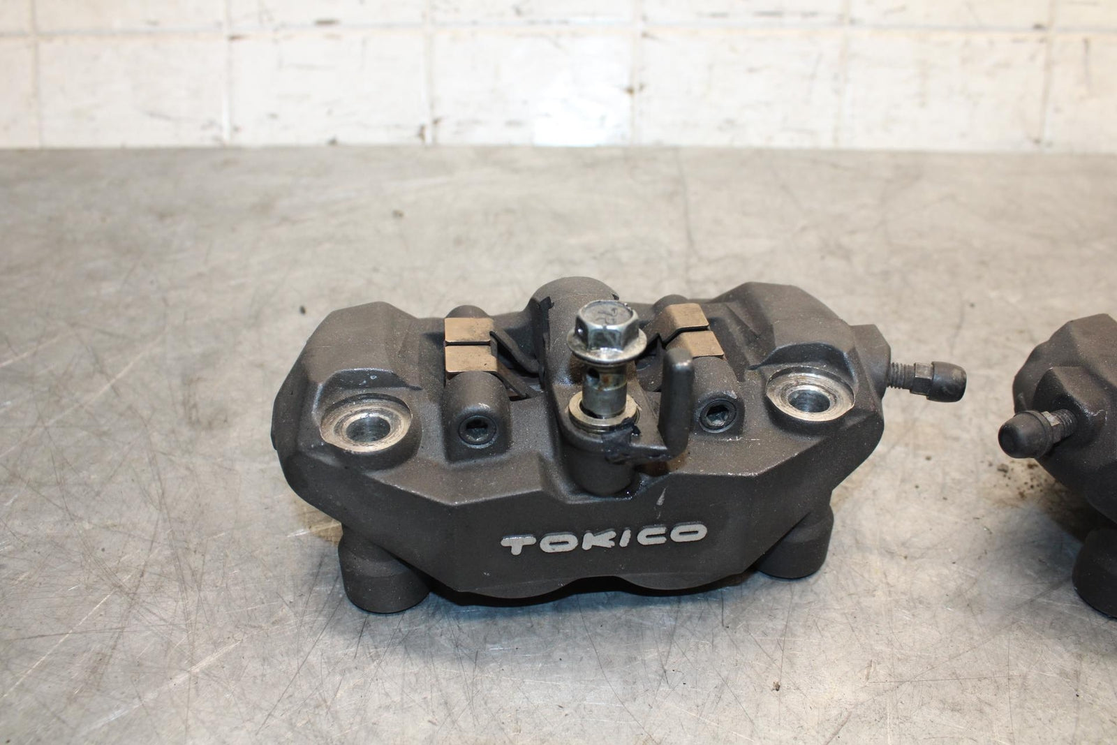 2009 Suzuki GSXR600 RIGHT LEFT FRONT BRAKE CALIPER SET PAIR CALIPERS BB527