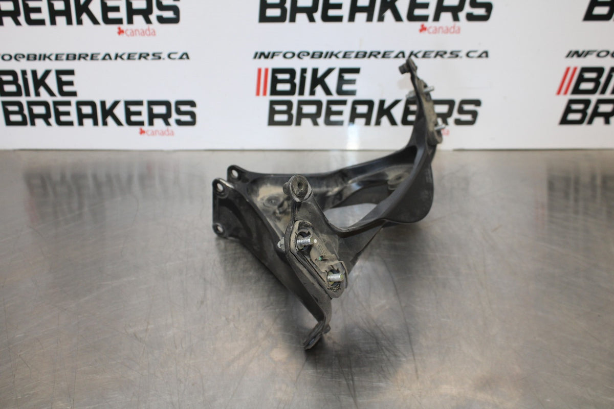 06-07 SUZUKI GSXR 600 UPPER FAIRING MIRROR GAUGES STAY BRACKET BB170