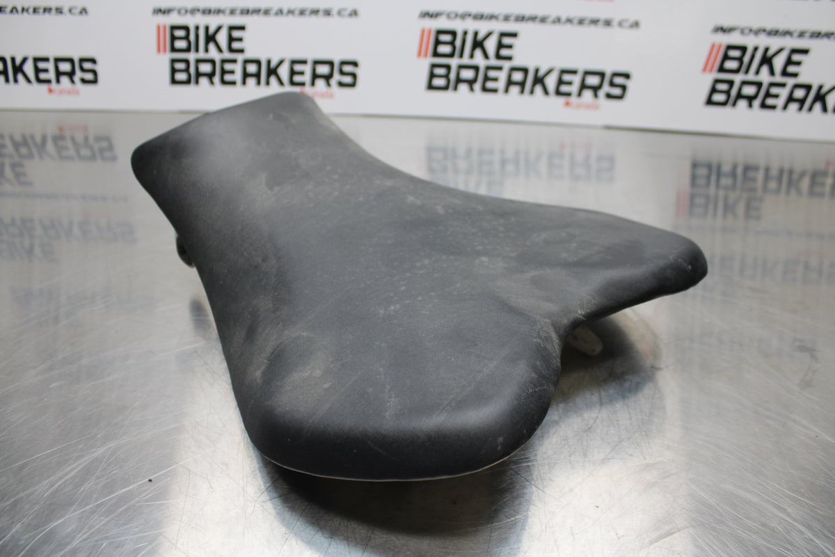 11 SUZUKI GSXR1000 FRONT DRIVERS SEAT PAD SADDLE PILLION BB142