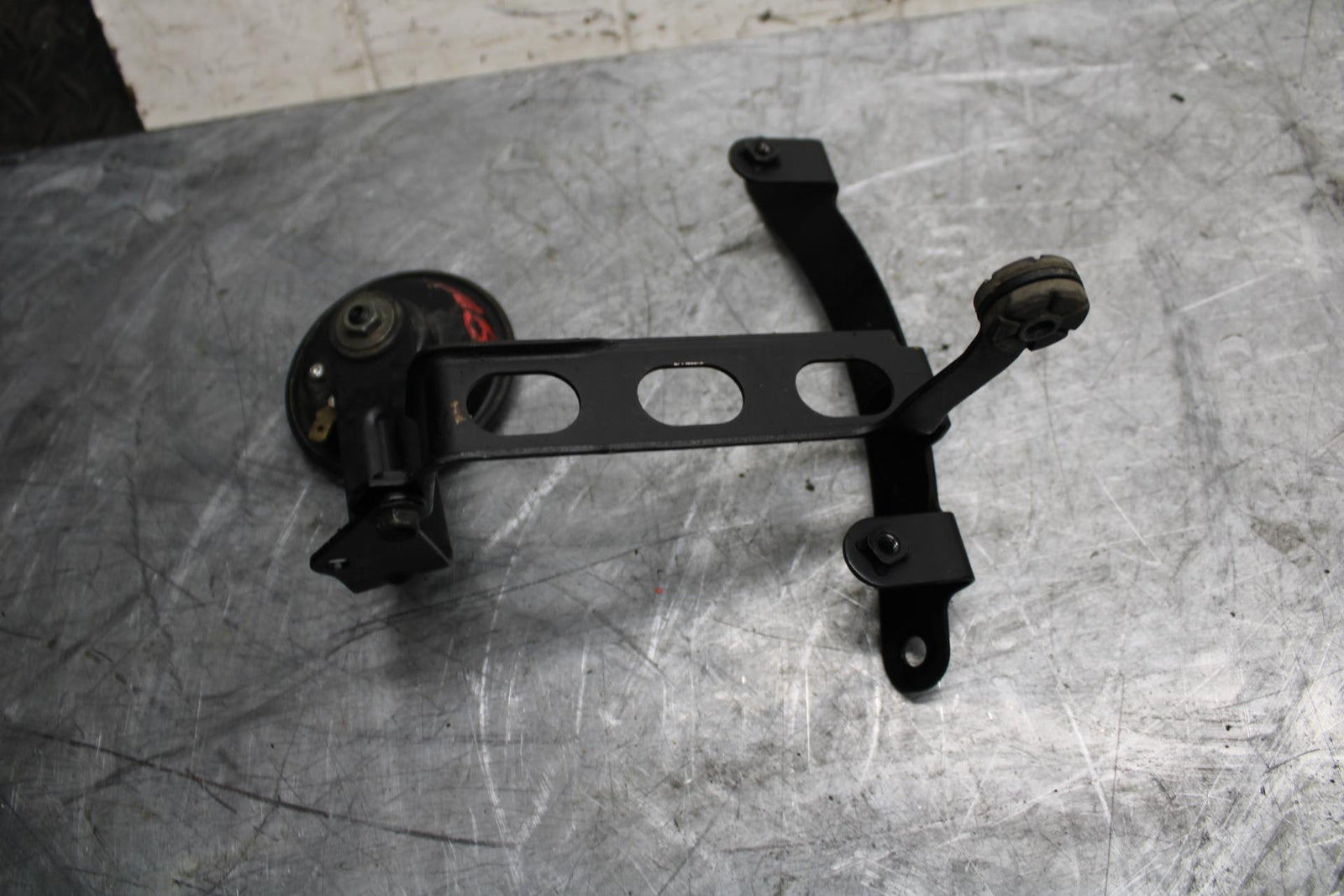 2007 Suzuki GSXR1000 OIL COOLER MOUNTING BRACKET MOUNT SUPPORT BB44