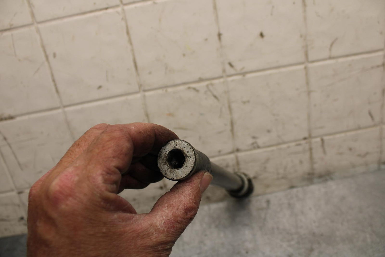 2001 Kawasaki Ninja ZX6 ZX600E FRONT WHEEL RIM AXLE PIVOT BOLT BB547