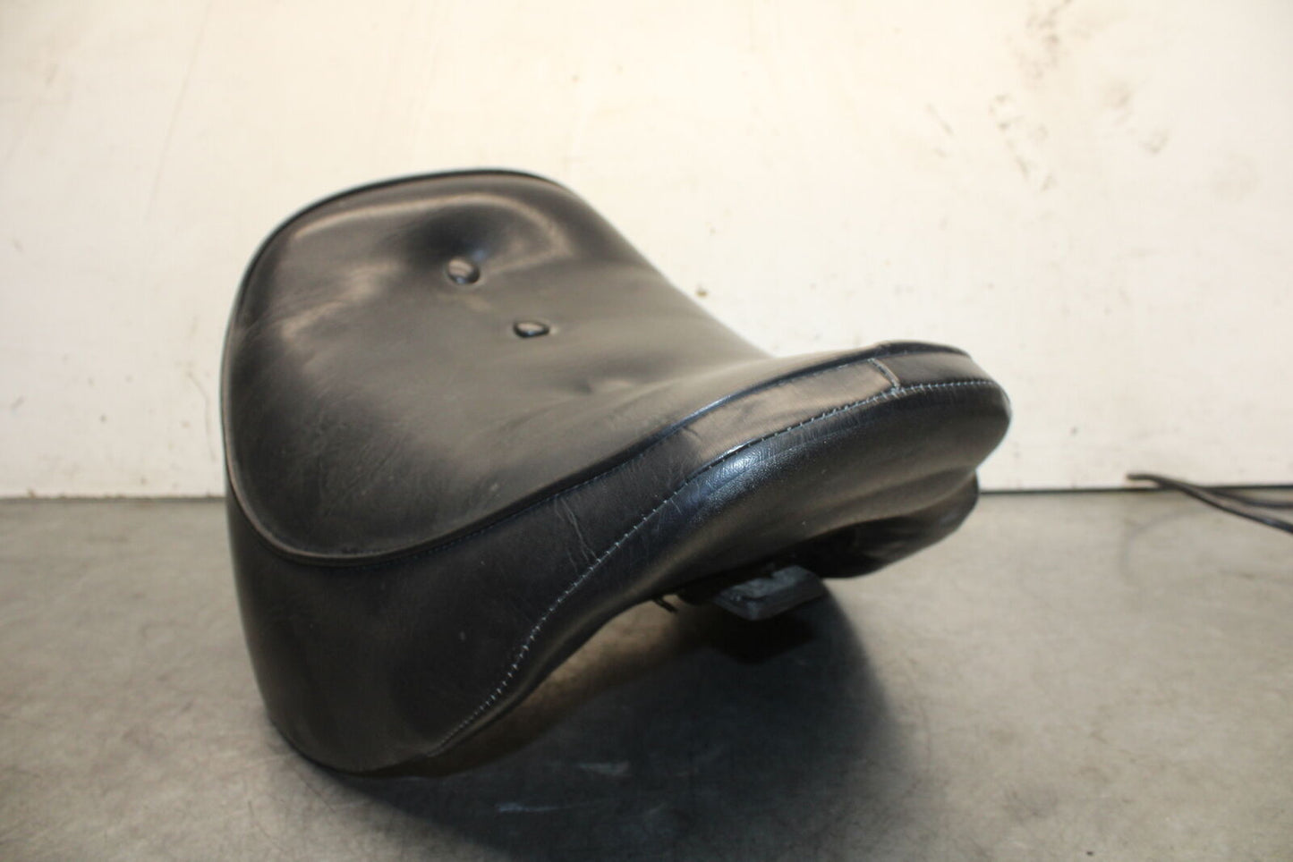 85-86 SUZUKI MADURA 1200 FRONT DRIVERS SEAT  BB691