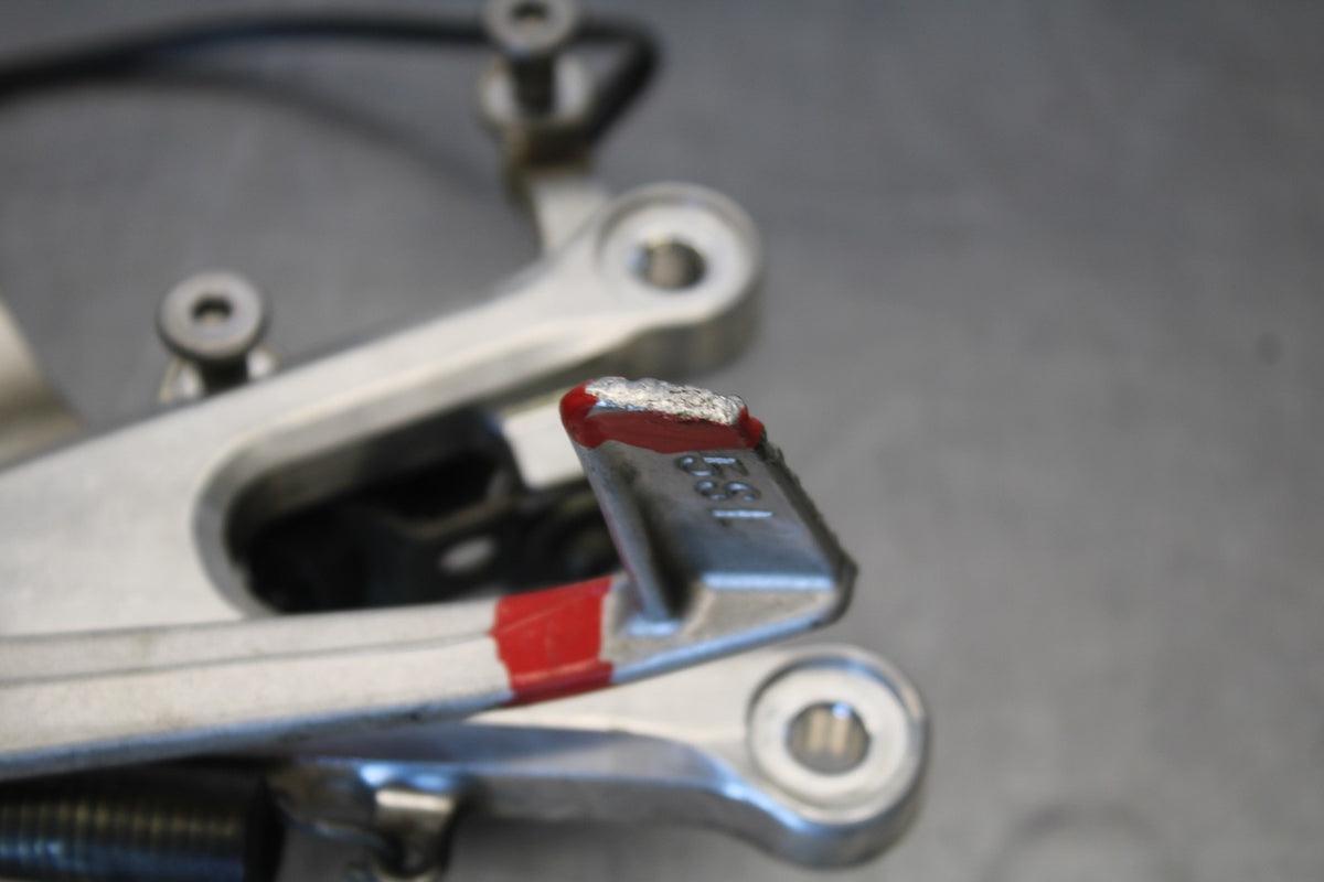 03-04 YAMAHA YZF R6 RIGHT REARSET REAR SET DRIVER FOOT PEG REST STOP BB890