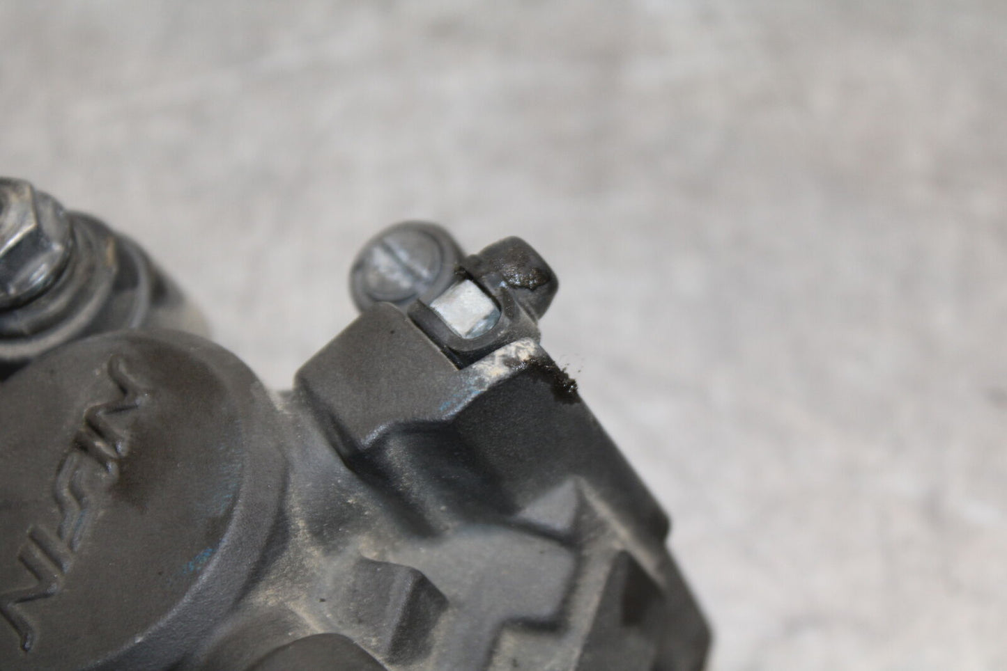 07-08 YAMAHA YZF R1 REAR BACK BRAKE CALIPER W MOUNT BRACKET BB724