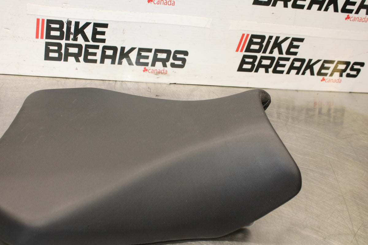 15-26 SUZUKI GSXR600 FRONT DRIVERS SEAT PAD SADDLE PILLION BB888
