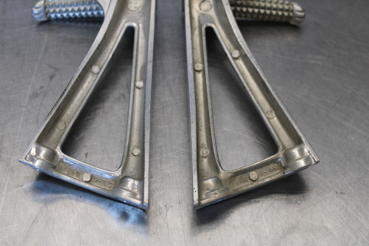 03-04 YAMAHA YZF R6 REAR BACK PASSENGER PEG SET PAIR BB890