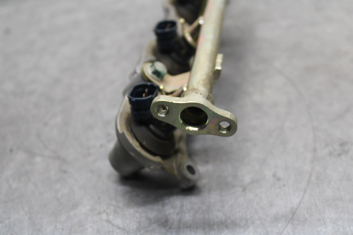 03-04 HONDA CBR600RR SECONDARY FUEL INJECTORS TOP AIRBOX GAS RAIL BB122