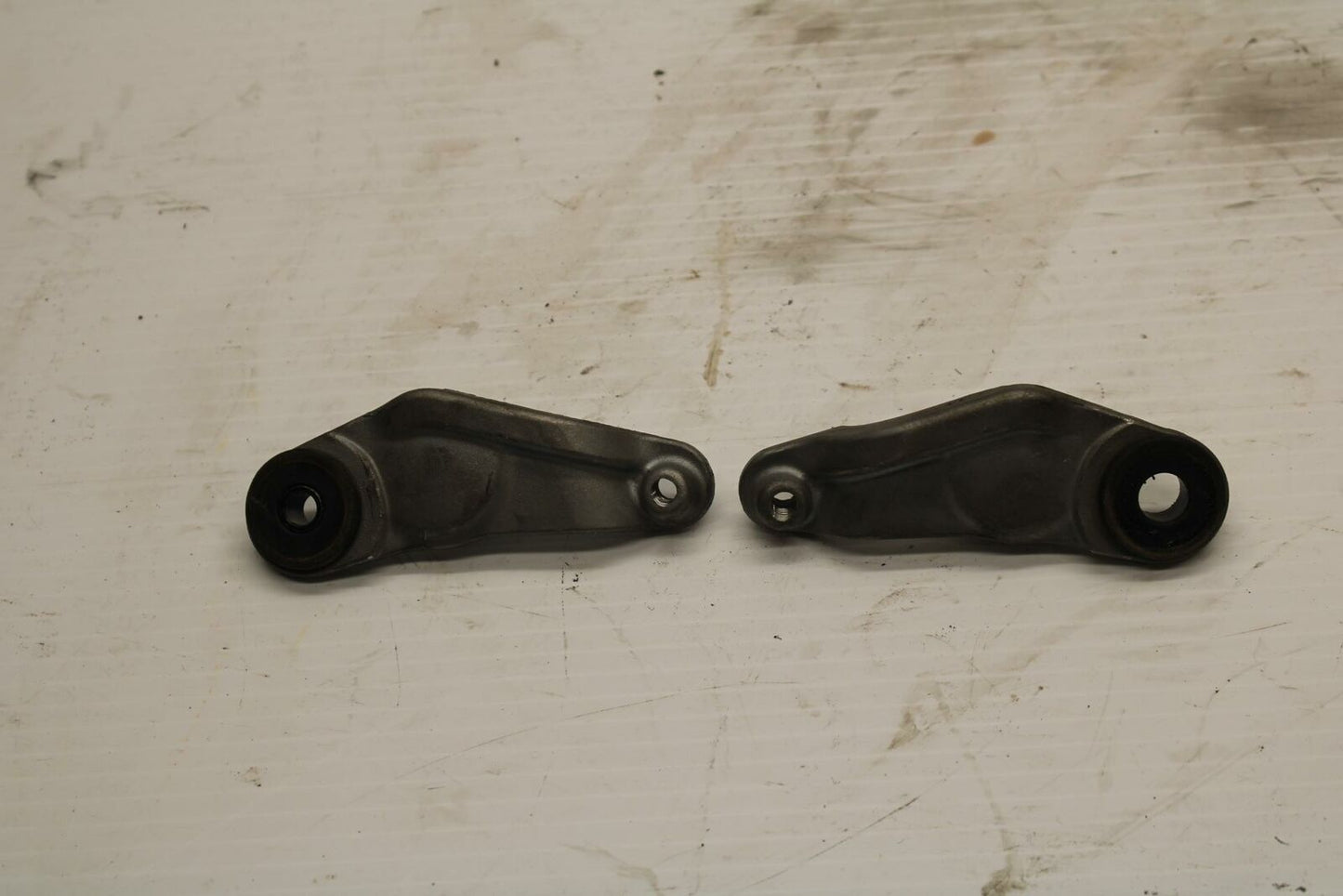 08-16 YAMAHA YZF R6 FRONT GAS TANK BRACKET MOUNT BB247