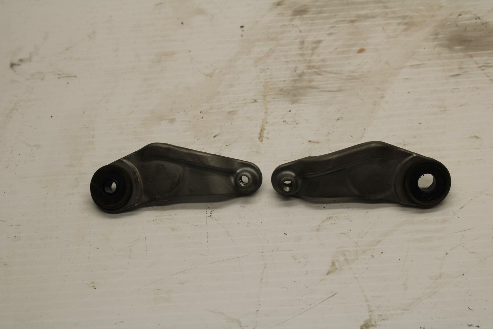 08-16 YAMAHA YZF R6 FRONT GAS TANK BRACKET MOUNT BB247