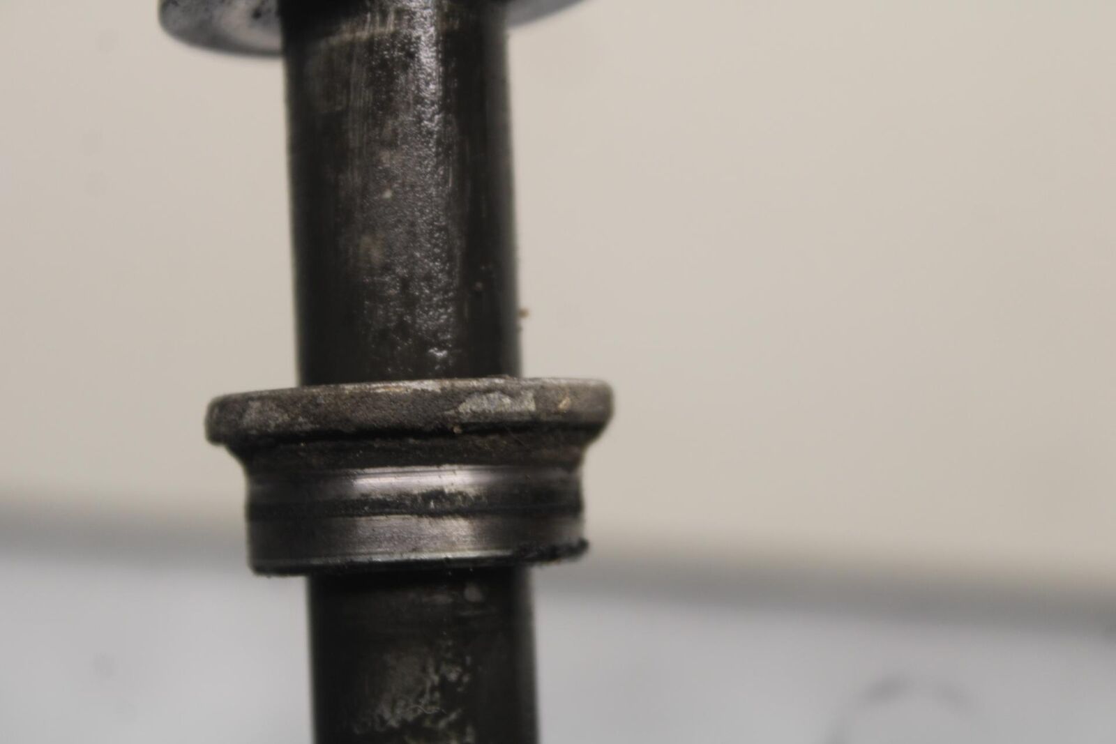1988 Yamaha FZ600 REAR AXLE WHEEL PIVOT BOLT AXEL 2AX-25381-00-00 BB601