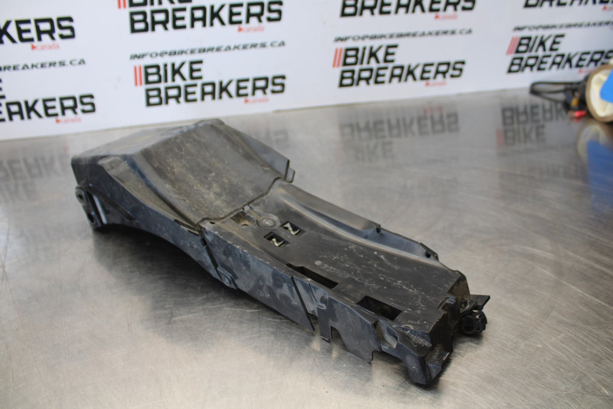 22-25 YAMAHA YZF R7 REAR BACK TAIL UNDERTAIL BATTERY TRAY PLASTIC BB176