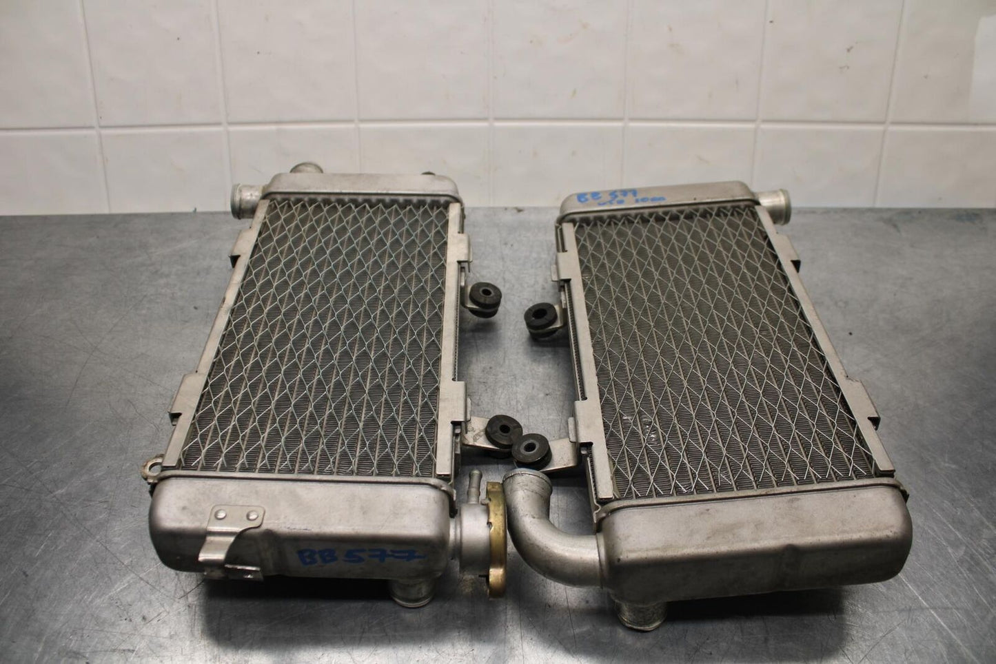 2000 Honda Super Hawk 1000 VTR1000F ENGINE RADIATOR MOTOR COOLER COOLING BB577