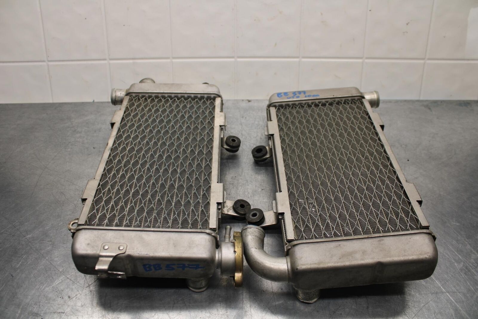 2000 Honda Super Hawk 1000 VTR1000F ENGINE RADIATOR MOTOR COOLER COOLING BB577
