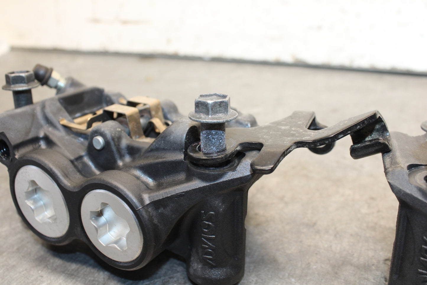 22-24 YAMAHA XSR900 RIGHT LEFT FRONT BRAKE CALIPER SET PAIR CALIPERS BB683