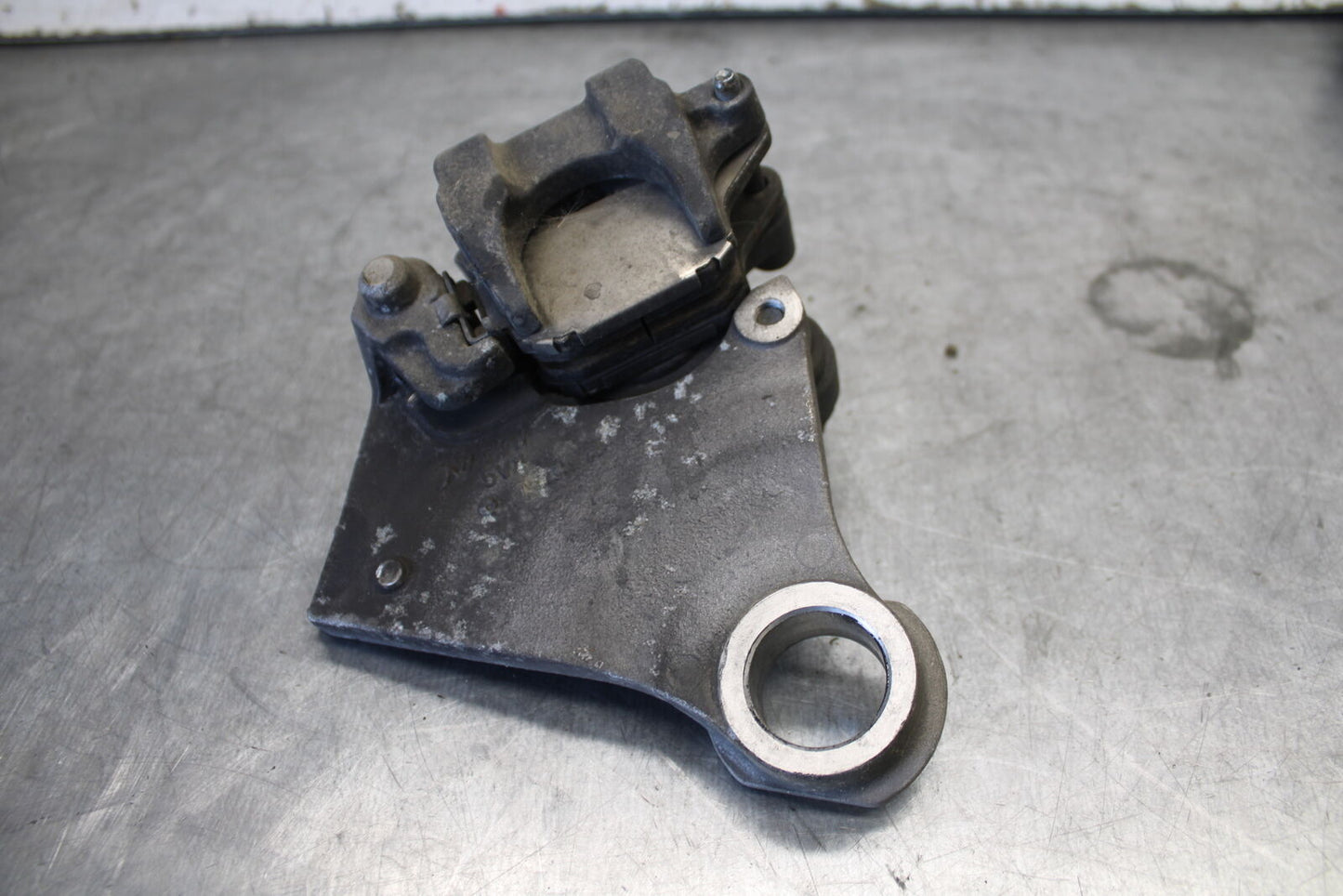 07-09 YAMAHA FZ6 REAR BACK BRAKE CALIPER W MOUNT BRACKET BB713