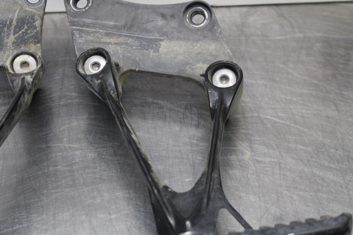 08 KAWASAKI ZX6R REAR BACK PASSENGER PEG SET PAIR BB896