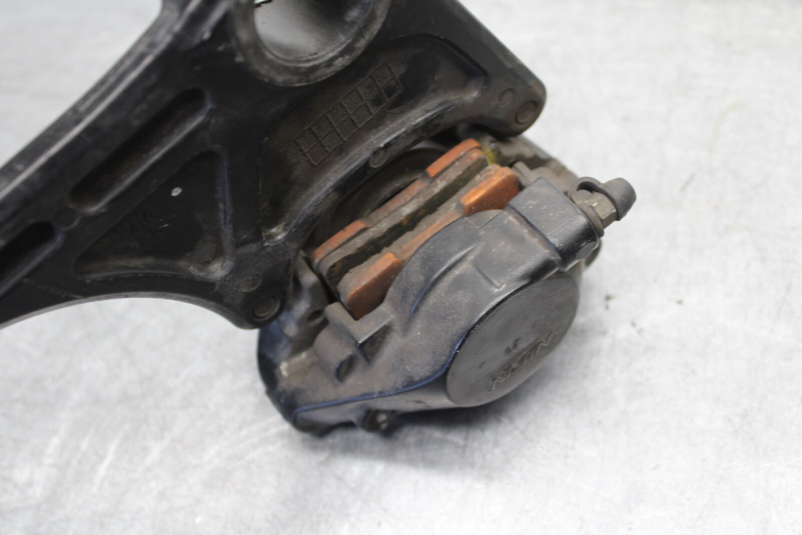 05-06 SUZUKI GSXR1000 REAR BRAKE CALIPER W MOUNT BRACKET 69100-29G20-999 BB663