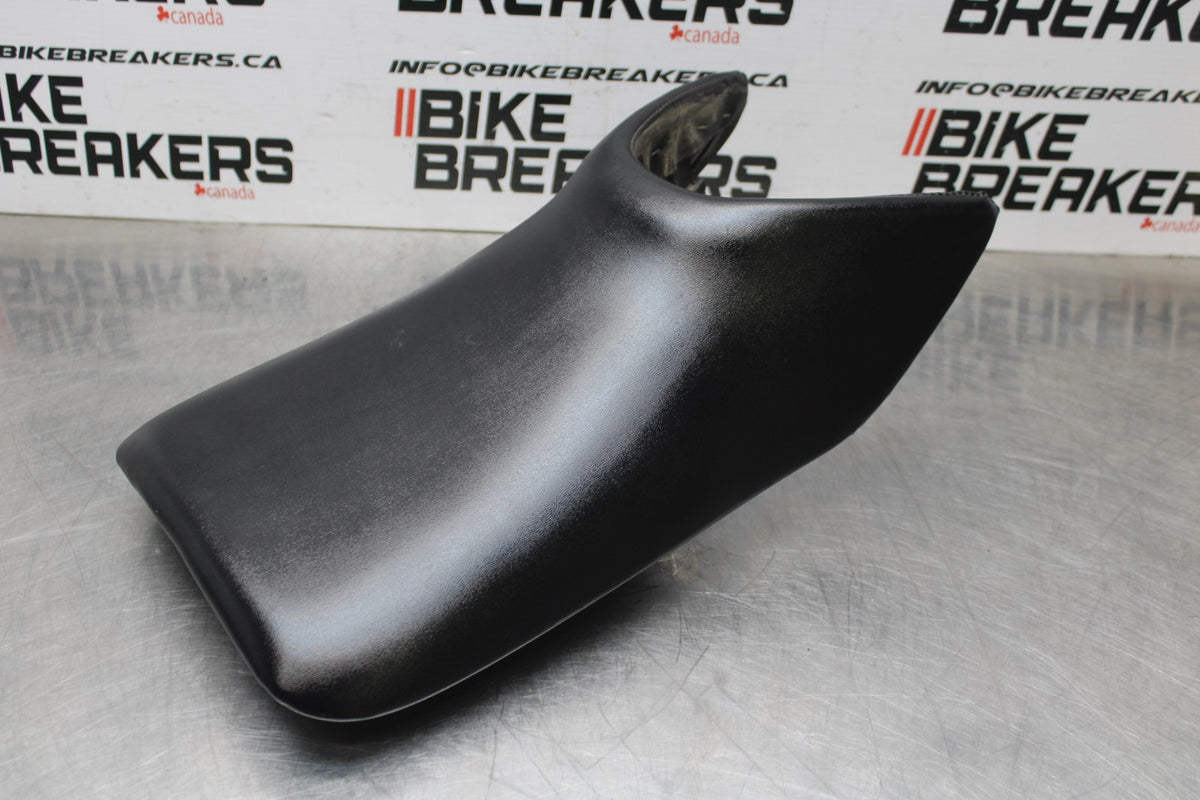 08 HONDA CBR125R FRONT DRIVERS SEAT PAD SADDLE PILLION BB839