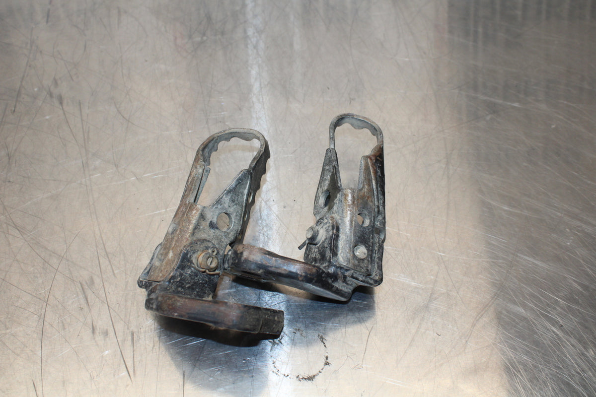 19 YAMAHA TTR230 LEFT RIGHT FOOT RESTS PEGS  BB146