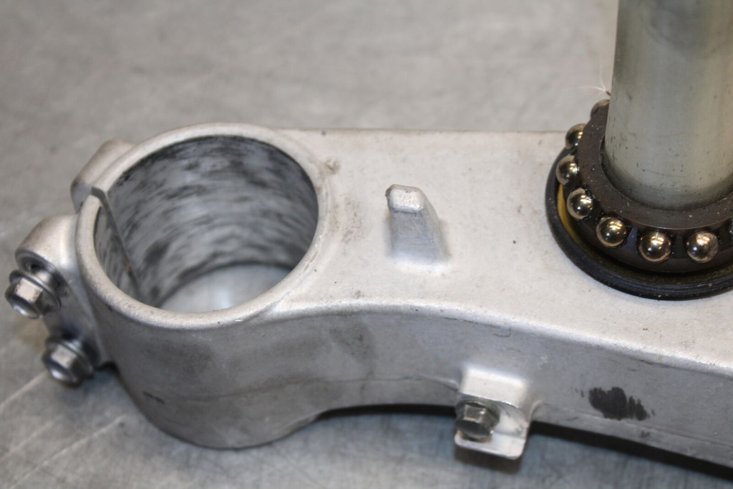 05-06 SUZUKI GSXR1000 FRONT FORKS CLAMP LOWER TRIPLE TREE STEM 51410-41G00 BB677