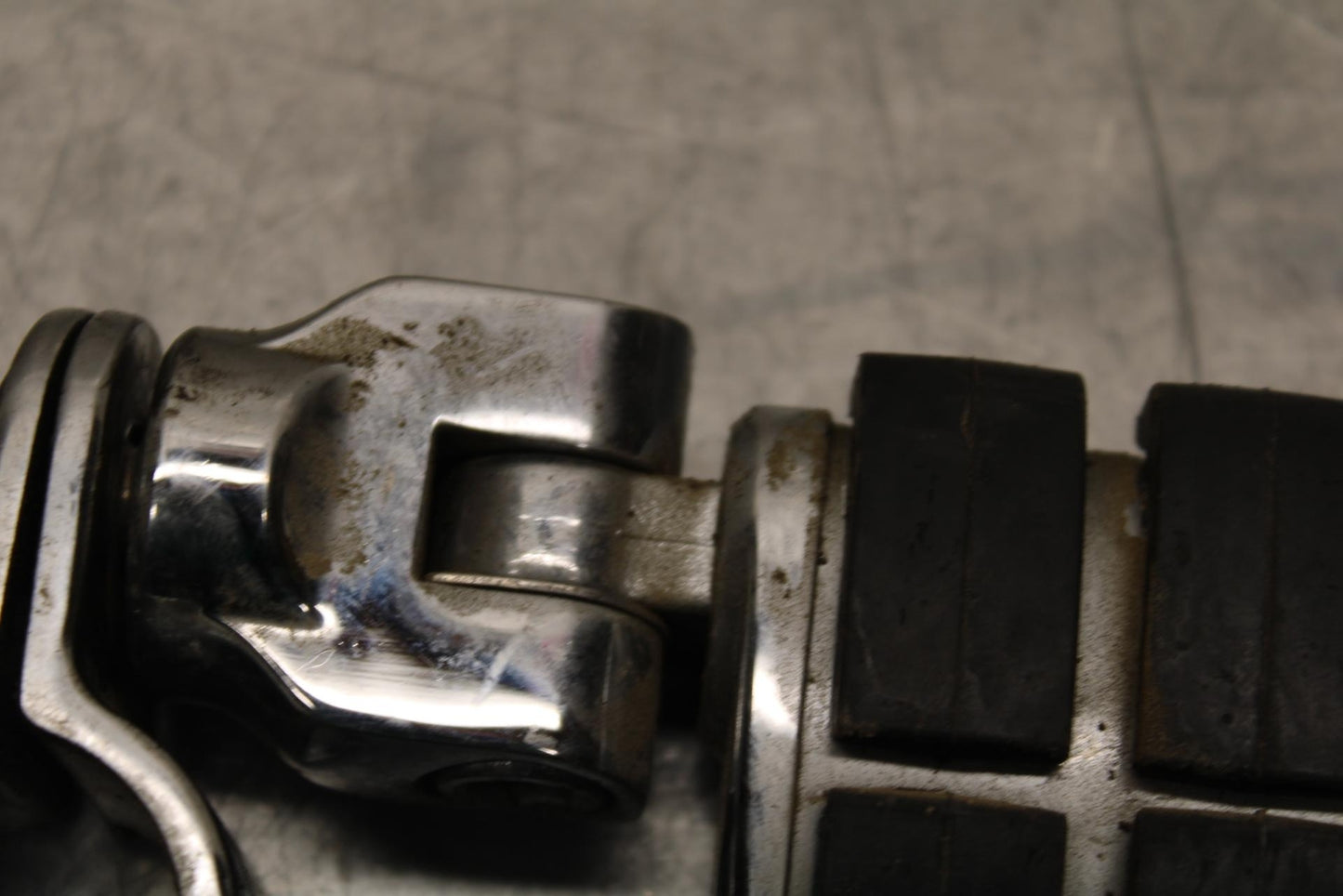 2005 Kawasaki Vulcan 1600 VN1600A Classic FRONT FOOT RESTS PEGS SET PAIR BB574