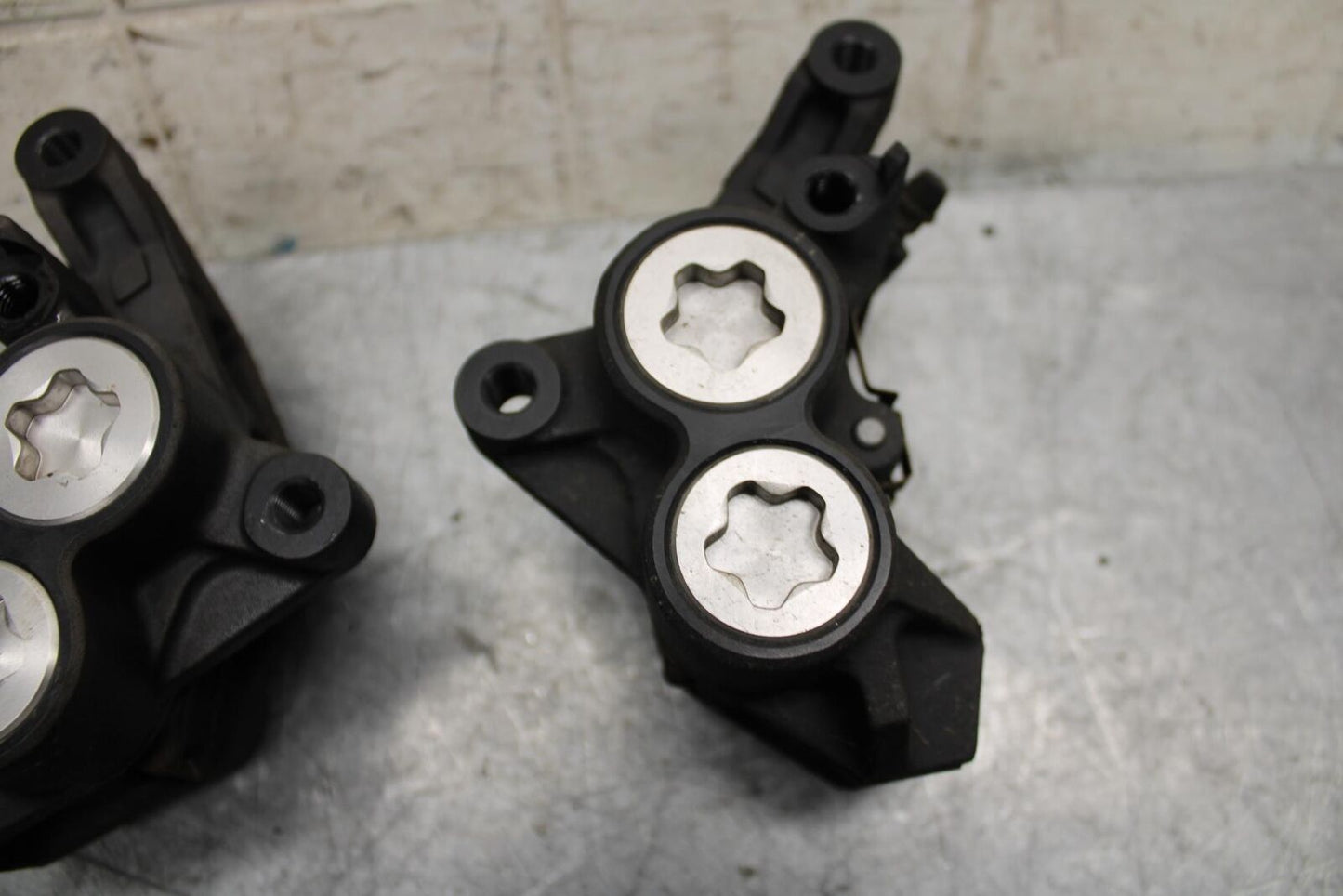 2015 Yamaha FZ07 RIGHT LEFT FRONT BRAKE CALIPER SET PAIR CALIPERS BB531