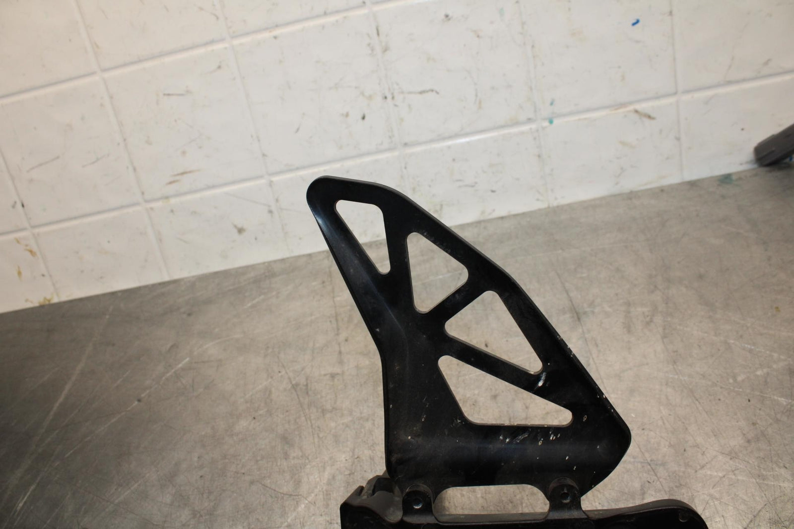 20 SUZUKI GSXR 1000 LEFT REARSET REAR SET DRIVER FOOT PEG REST STOP BB597
