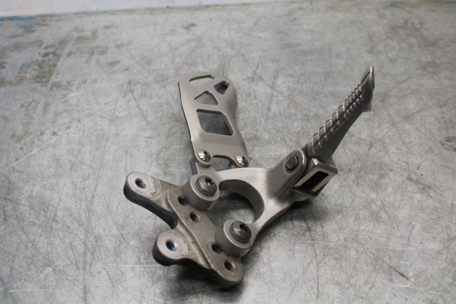 15-21 SUZUKI GSXR600 LEFT REARSET REAR SET DRIVER FOOT PEG REST STOP BB418 B