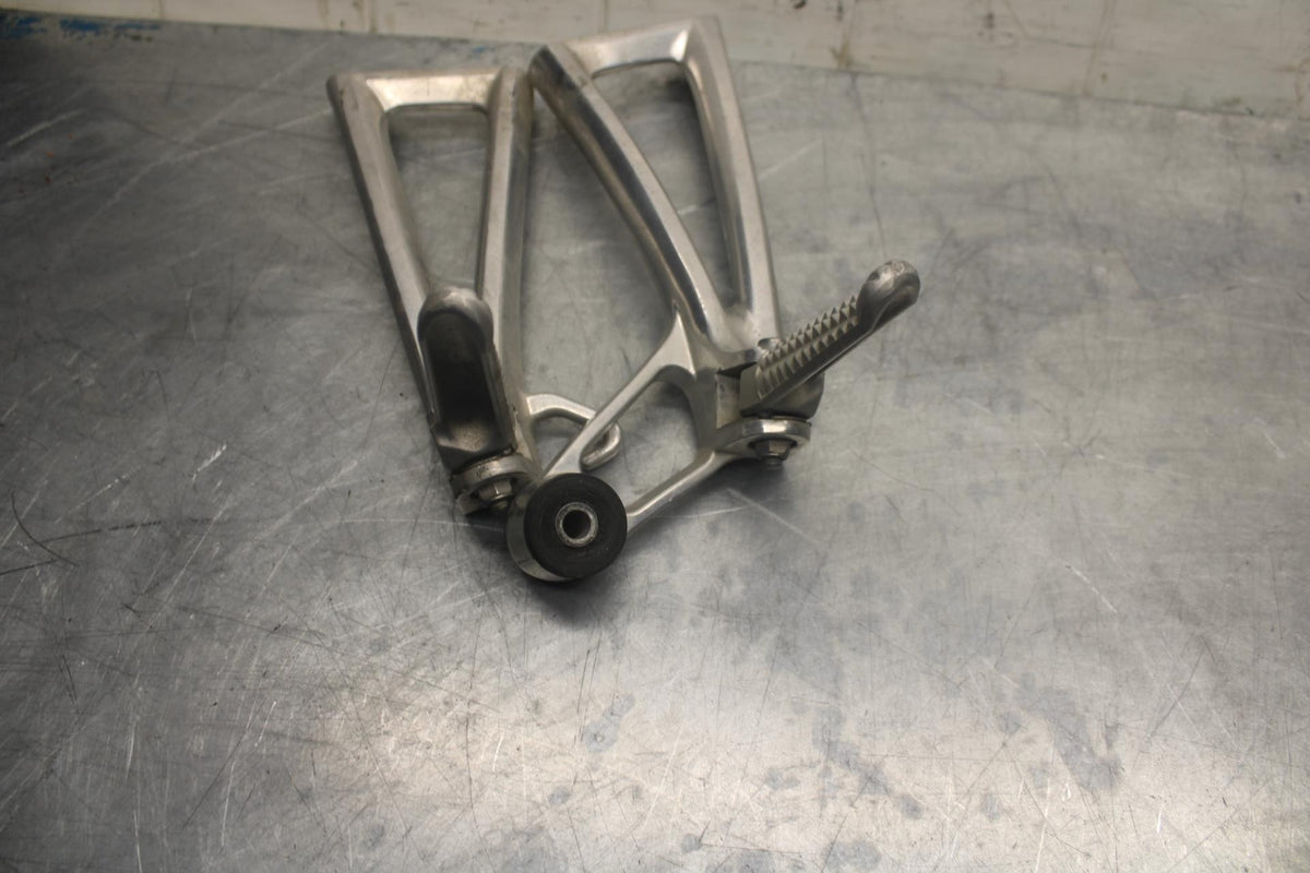 05 YAMAHA YZF R6S REAR BACK PASSENGER PEG SET PAIR BB462