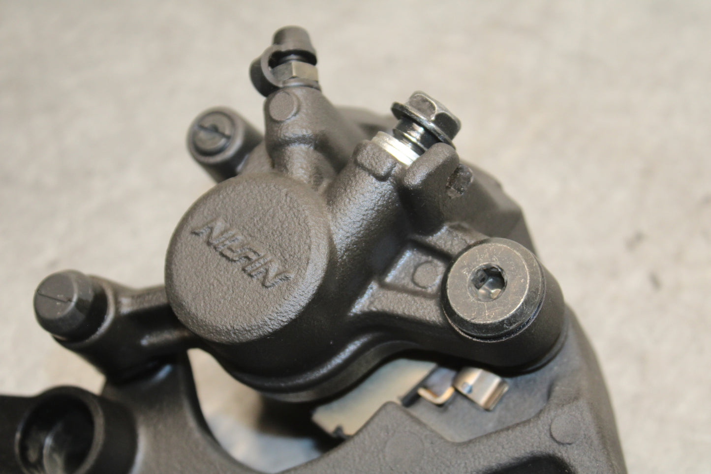 13-18 KAWASAKI NINJA ZX6R REAR BRAKE CALIPER W MOUNT BRACKET 43080-0114-DJ BB666