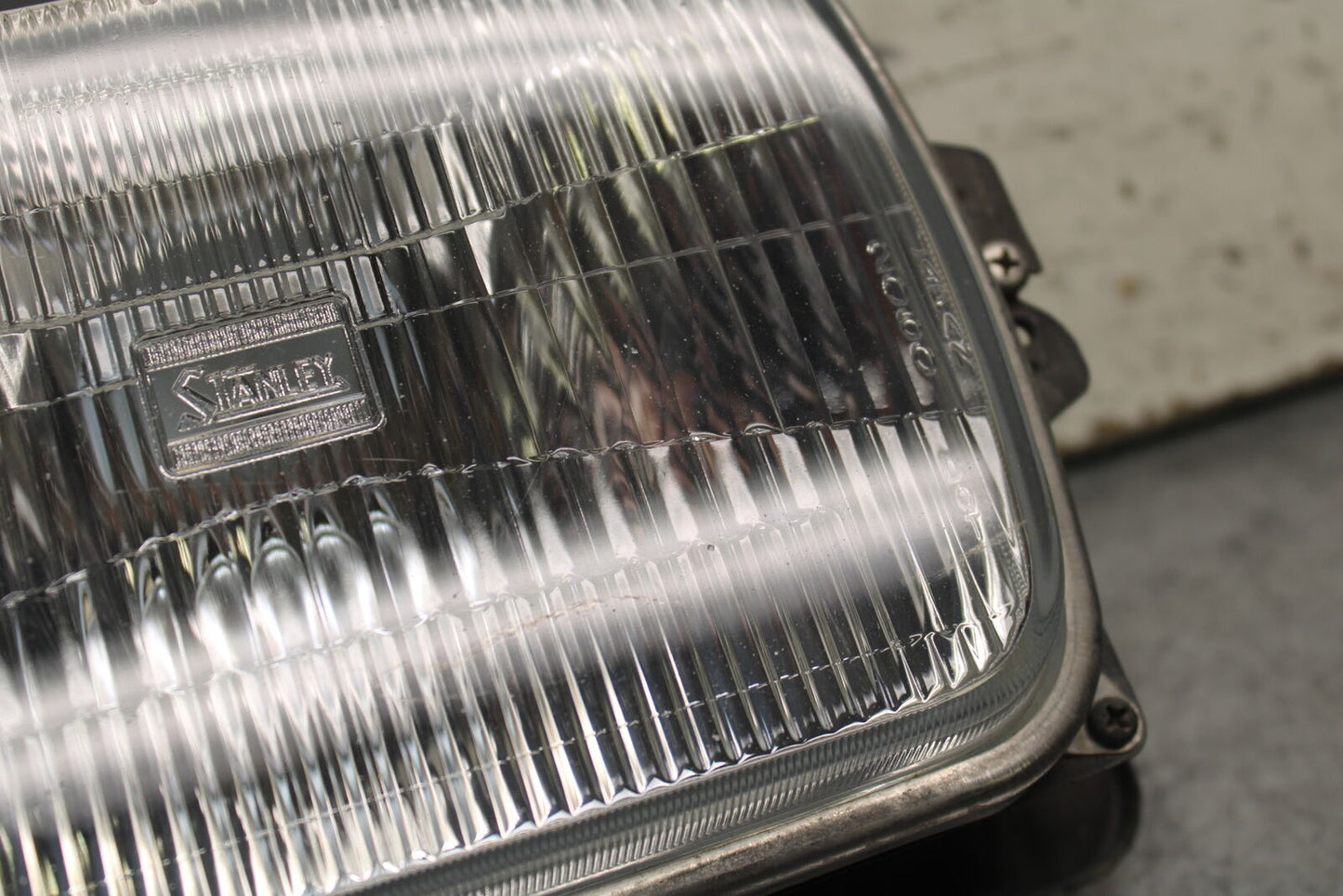 84 HONDA INTERCEPTOR 750 VF750F FRONT HEADLIGHT HEAD LIGHT LAMP BB108