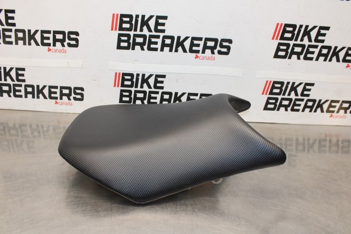05-06 KAWASAKI NINJA ZX6R FRONT DRIVERS SEAT PAD SADDLE PILLION BB877