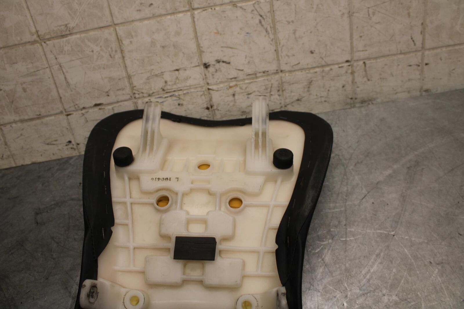 2007 Suzuki GSXR750 FRONT DRIVERS SEAT PAD SADDLE PILLION 45100-01H00-6BY BB546