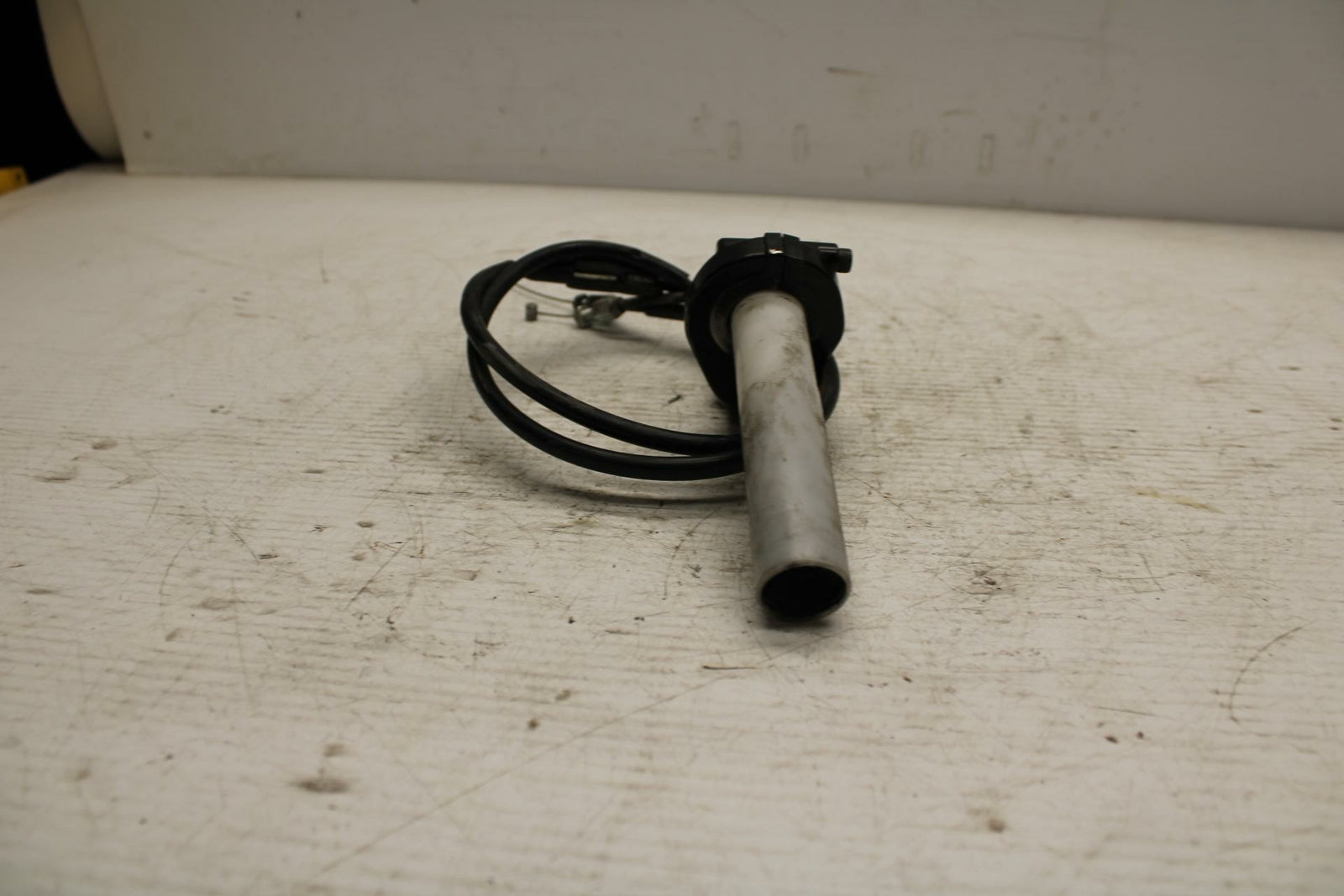 07 YAMAHA YZF R6 2c0 THROTTLE CABLE LINE HOUSING GUIDE BB297