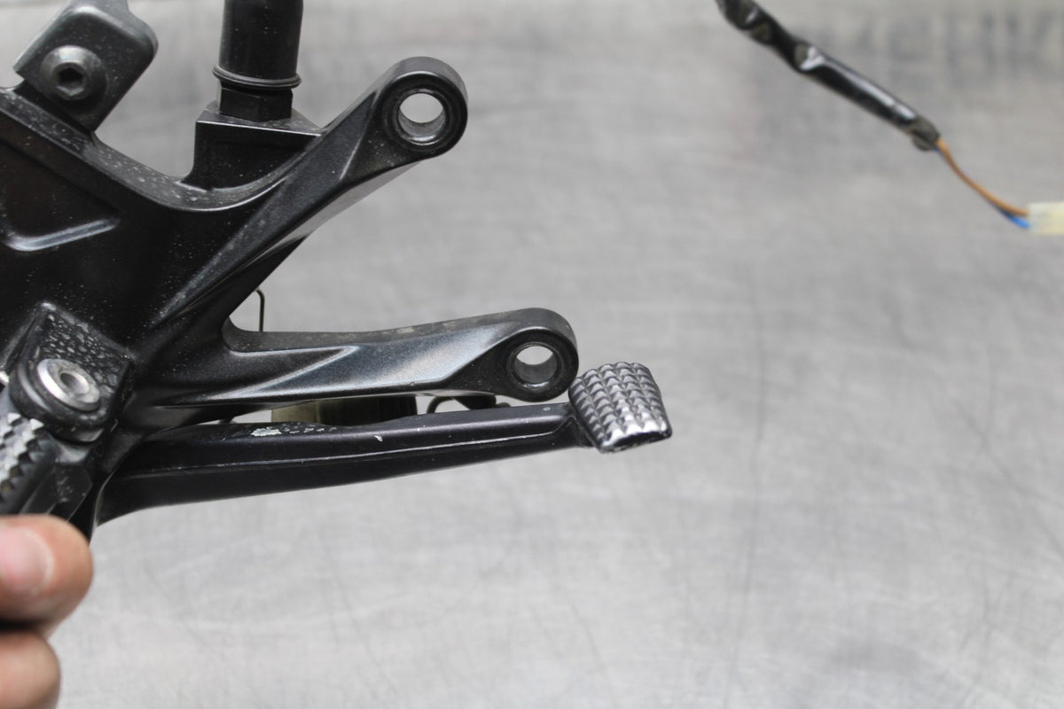 08 KAWASAKI NINJA ZX10R RIGHT REARSET REAR SET DRIVER FOOT PEG REST STOP BB902