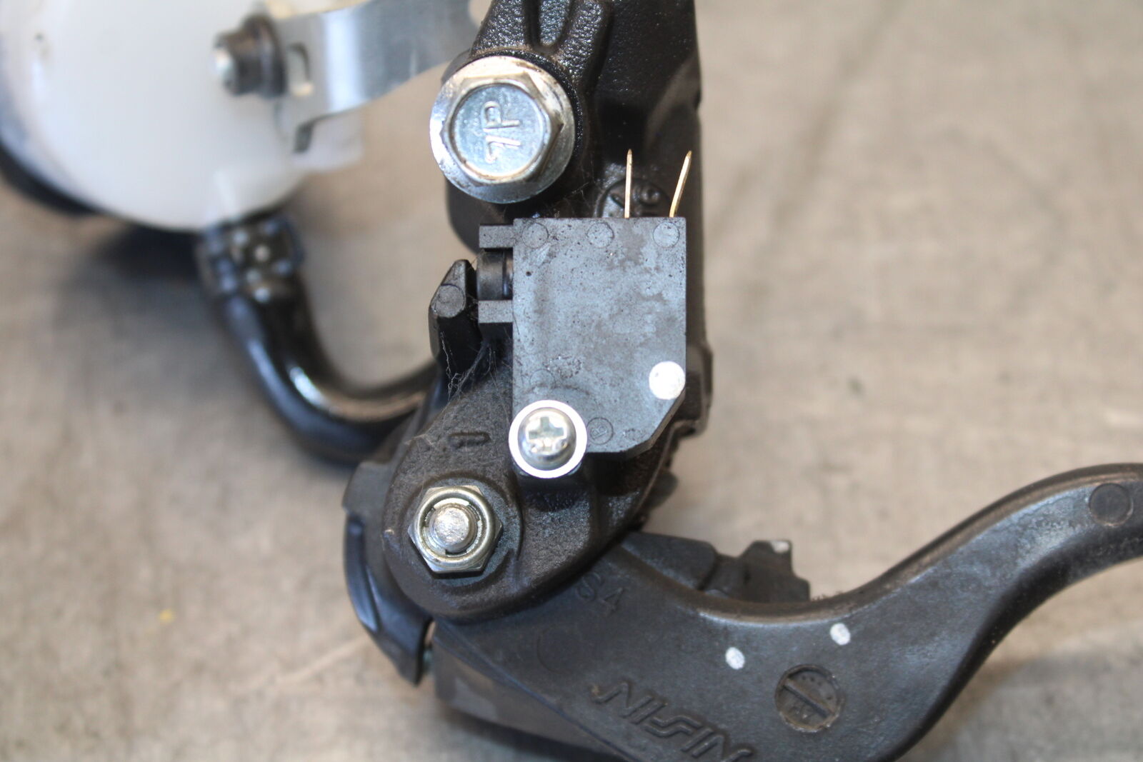 11-24 SUZUKI GSXR750 FRONT BRAKE MASTER CYLINDER w/ LEVER BB687