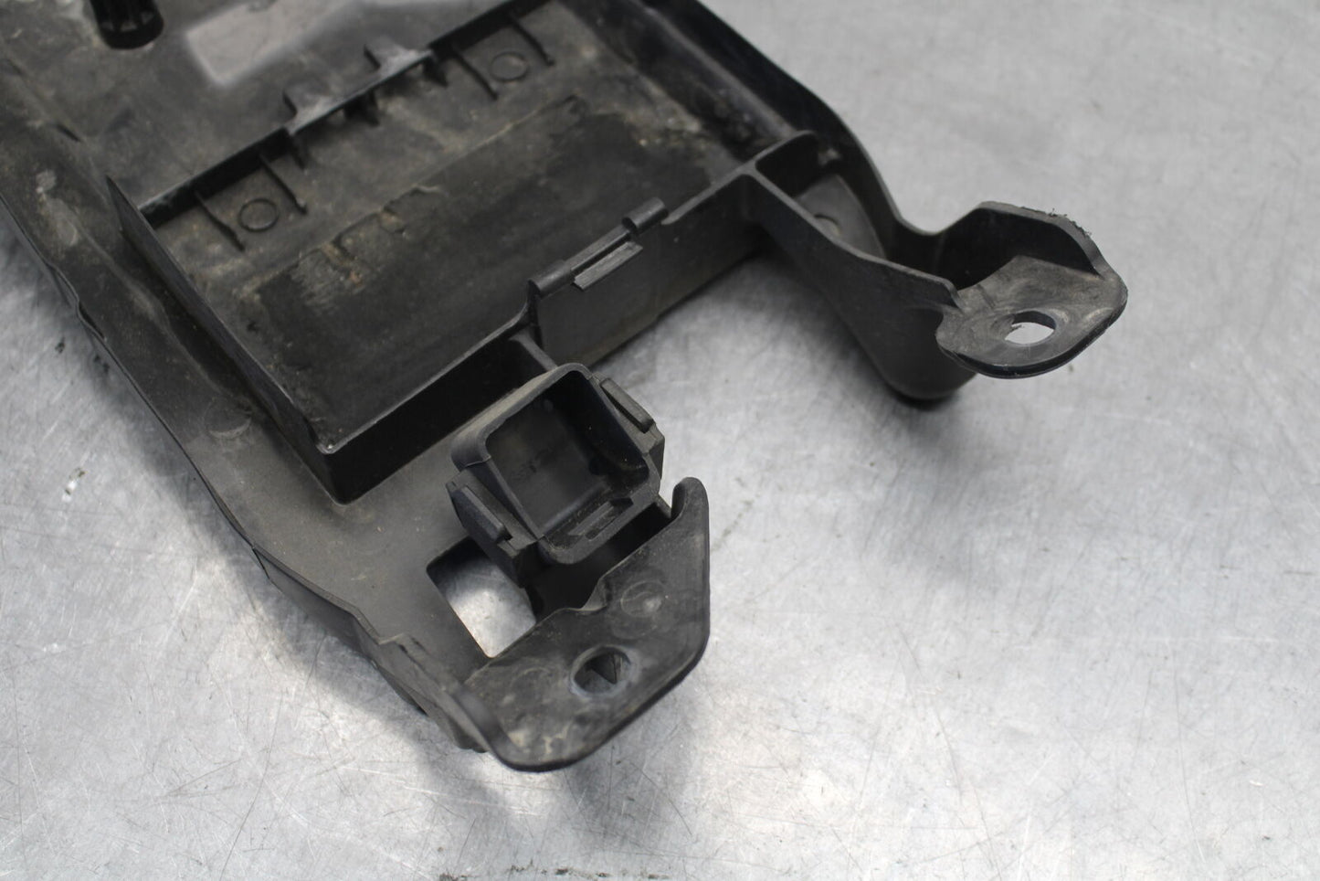 09-12 KAWASAKI NINJA ZX6R REAR BACK TAIL UNDERTAIL BATTERY TRAY PLASTIC BB698